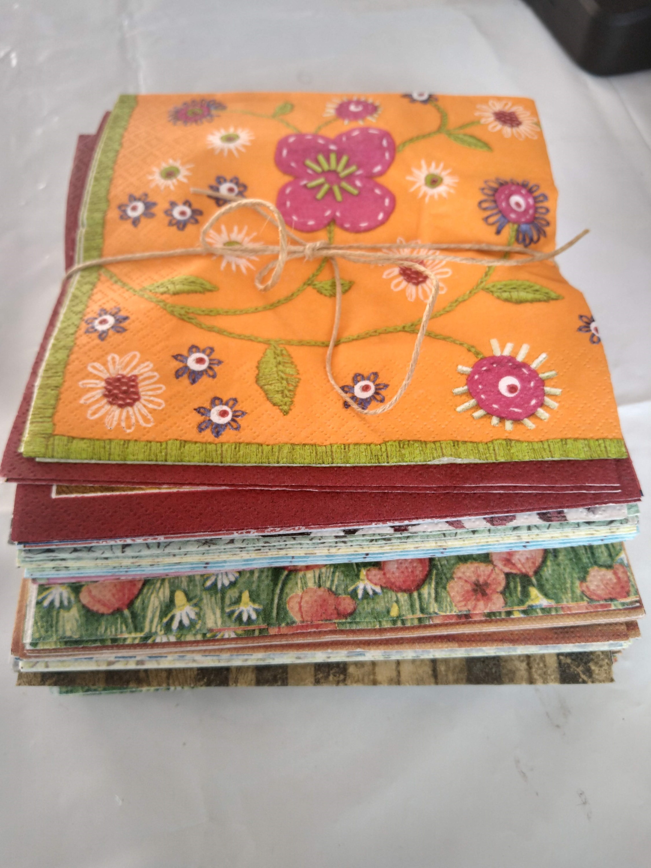 Lote de papeis scrapbook/ guardanapos decoupage/ BAUS mdf/ mini oratórios mdf/ peças resina rigida/ 