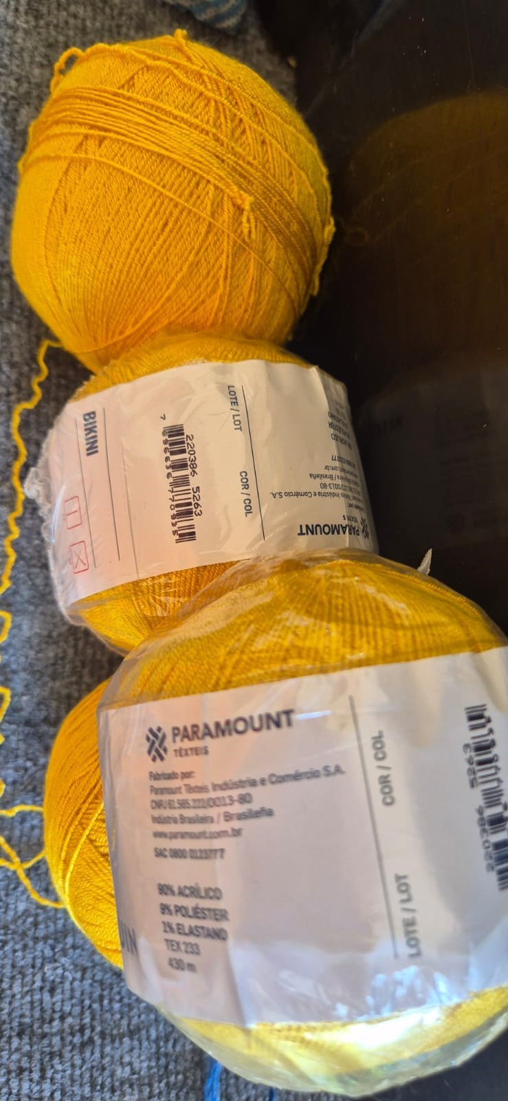 Fio Biquini 3 novelos, sendo 2 novos, cor 5263