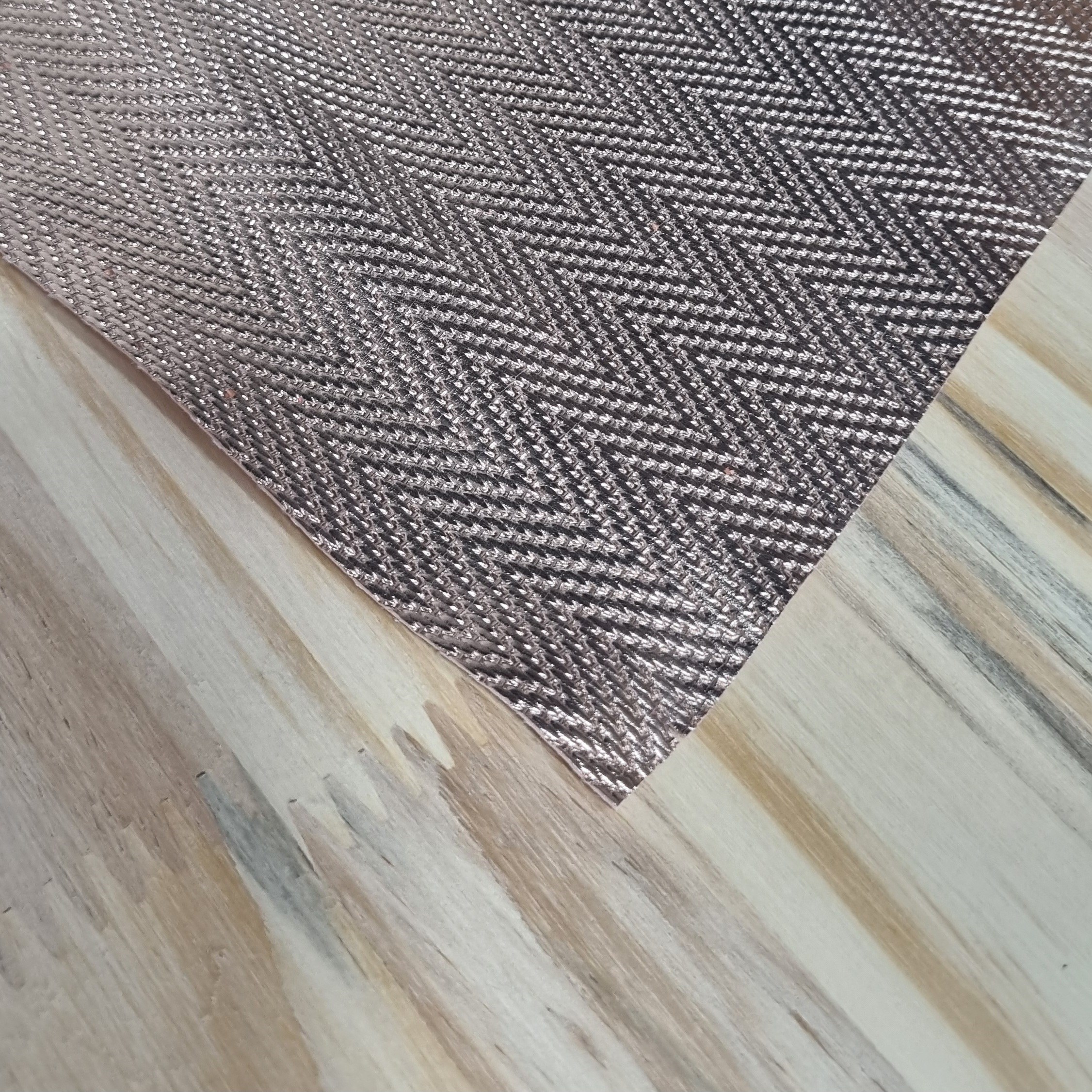 Sintético chevron rosé metalizado