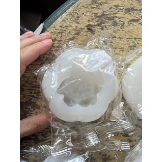 Quatro moldes de silicone flexível NOVOs em formato de rosas para velas, resina, cimento, etc