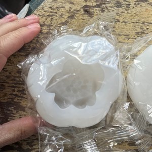 Quatro moldes de silicone flexível NOVOs em formato de rosas para velas, resina, cimento, etc