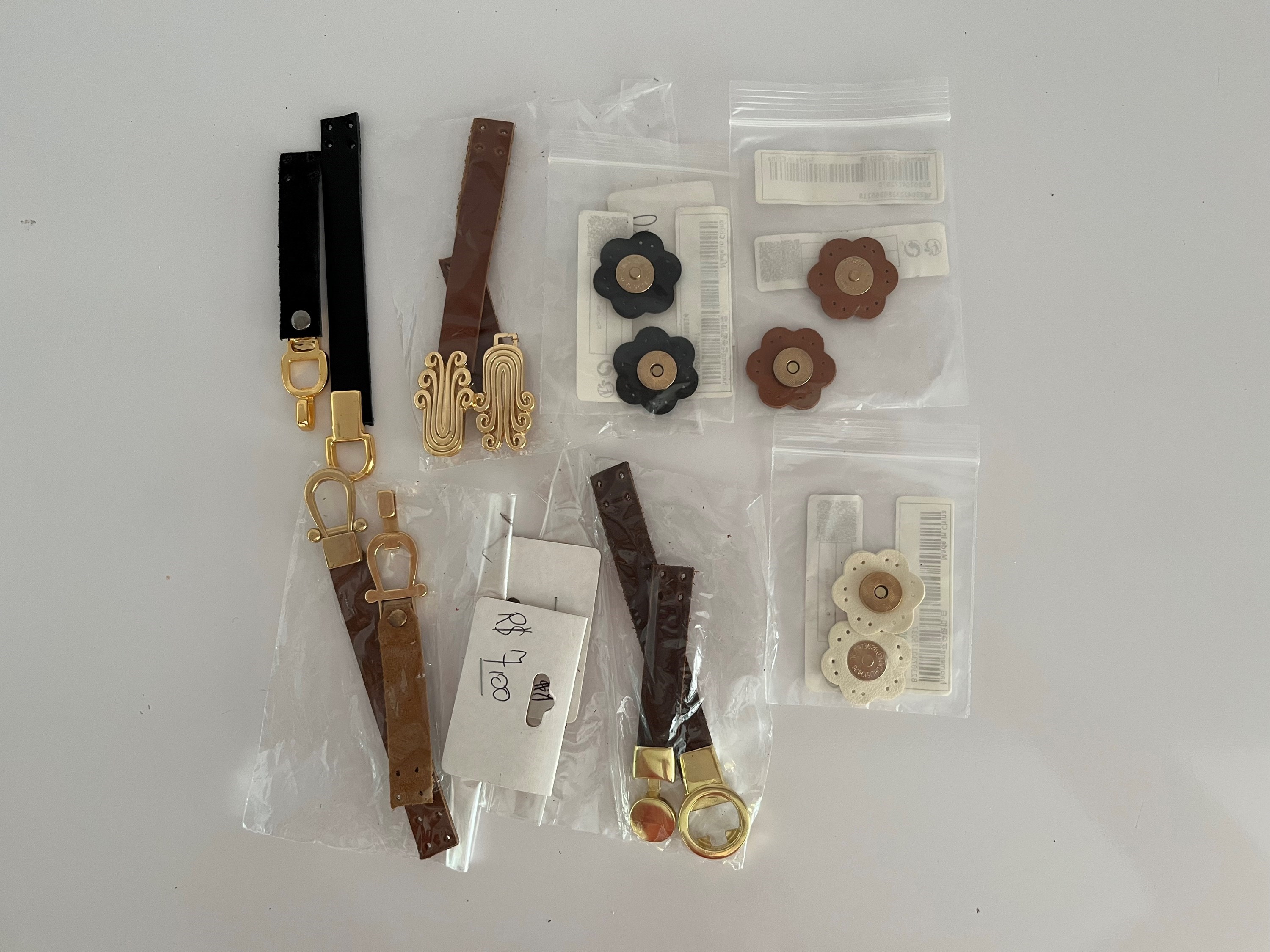 Conjunto de fechos com couro, para bolsa