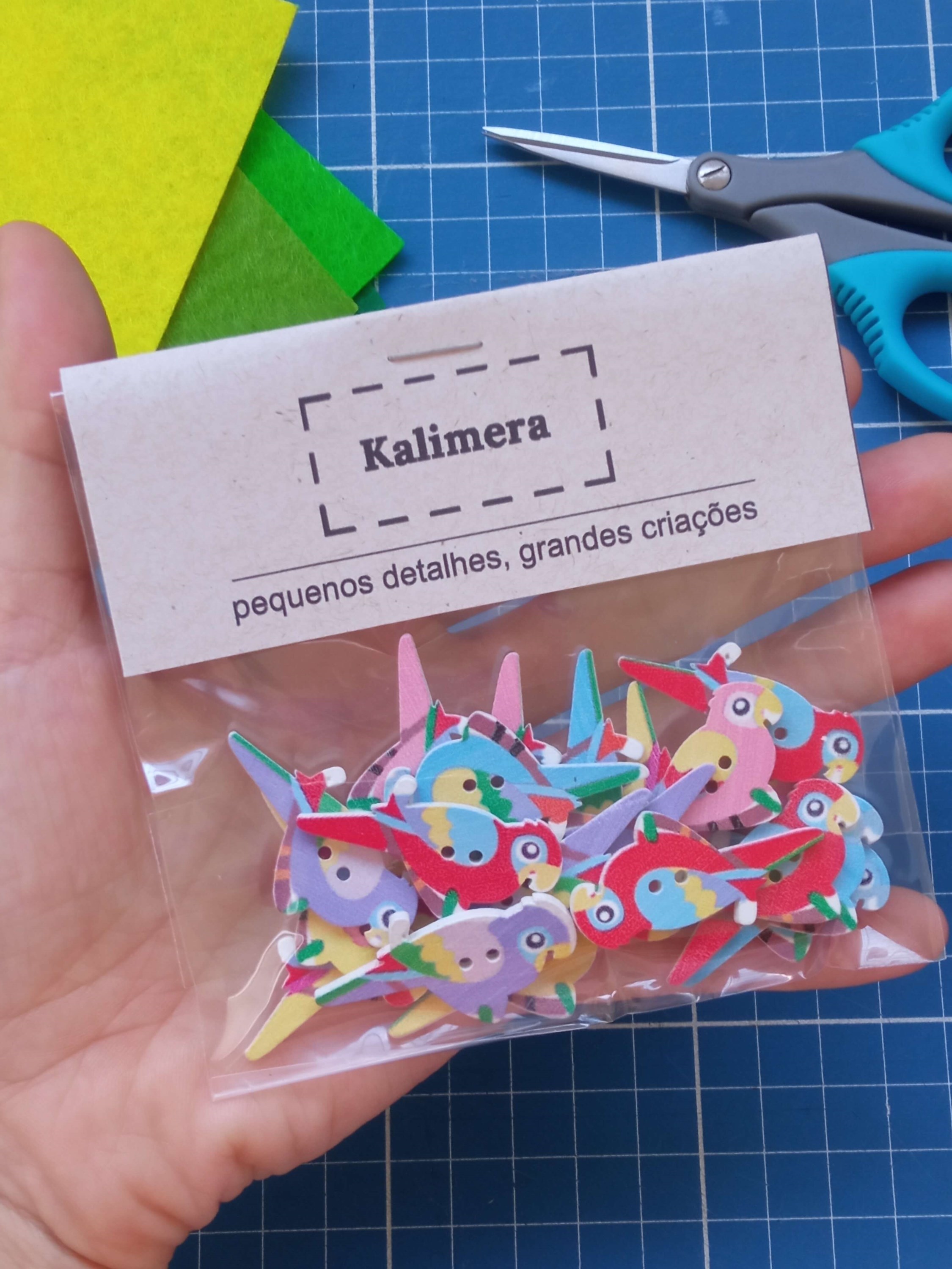 Kit de 20  botões de madeira com ilustração de papagaio impressa