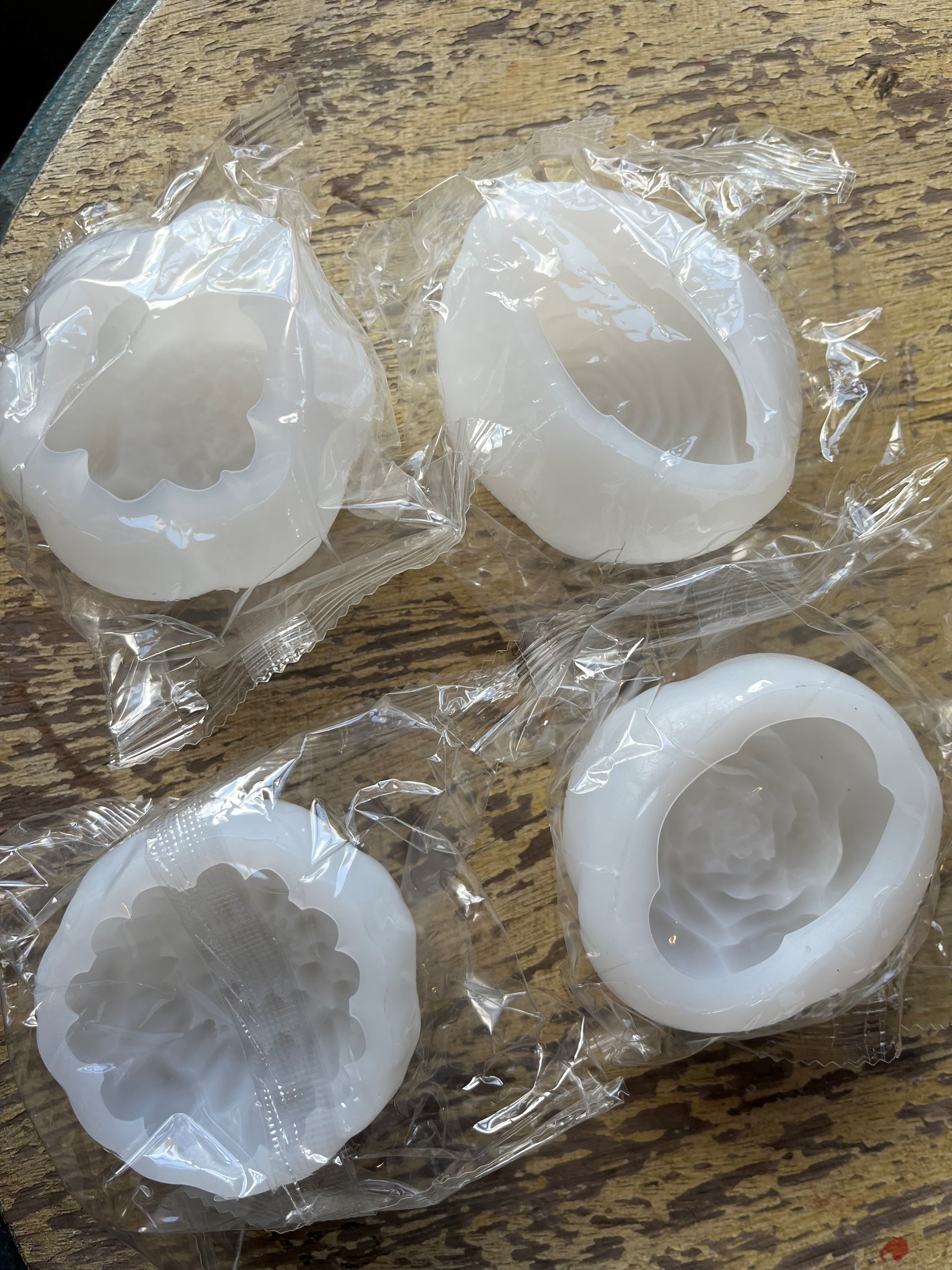 Quatro moldes de silicone flexível NOVOs em formato de rosas para velas, resina, cimento, etc