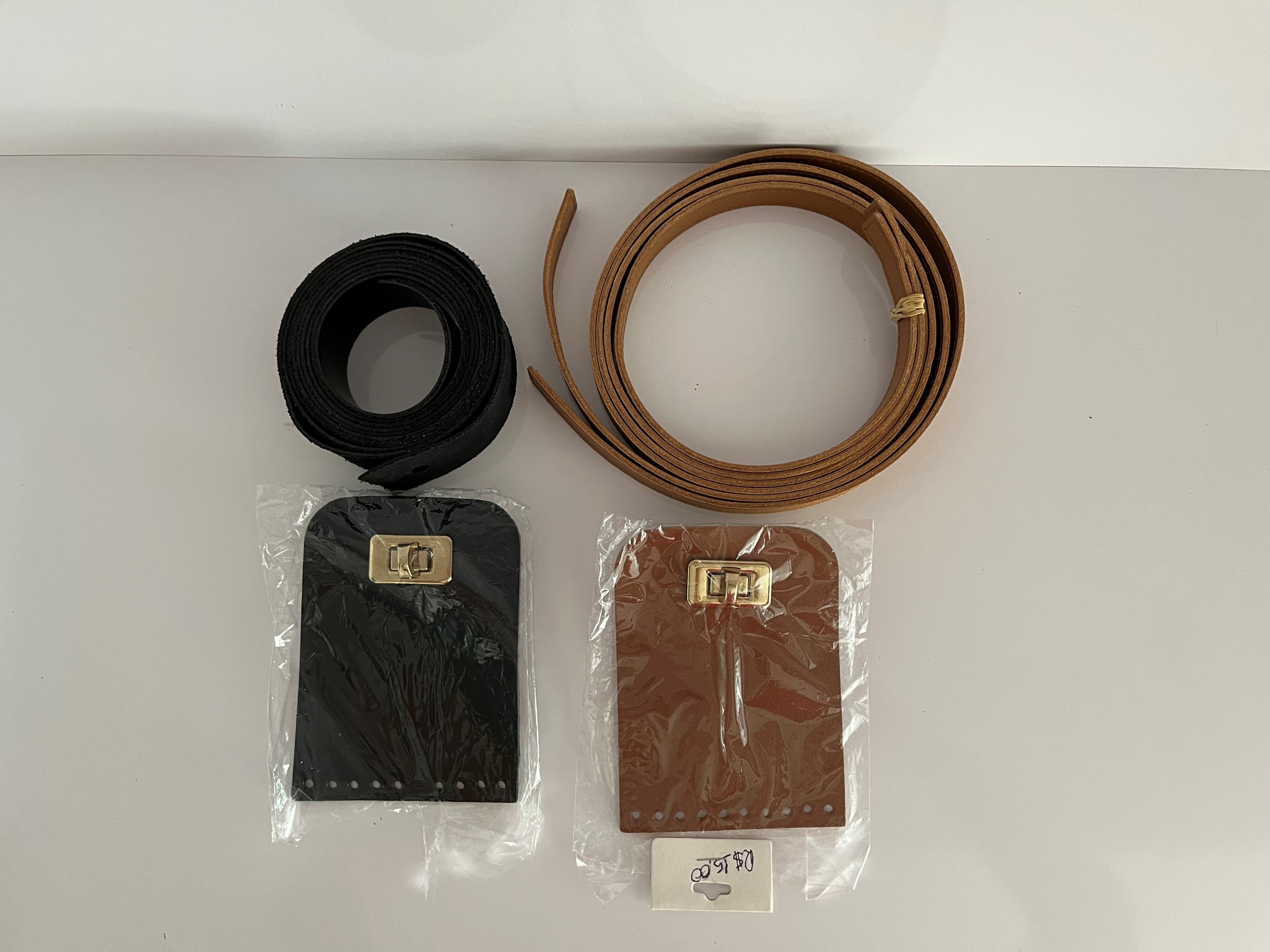 Conjunto de abas de bolsa com fecho metálico e alças em couro