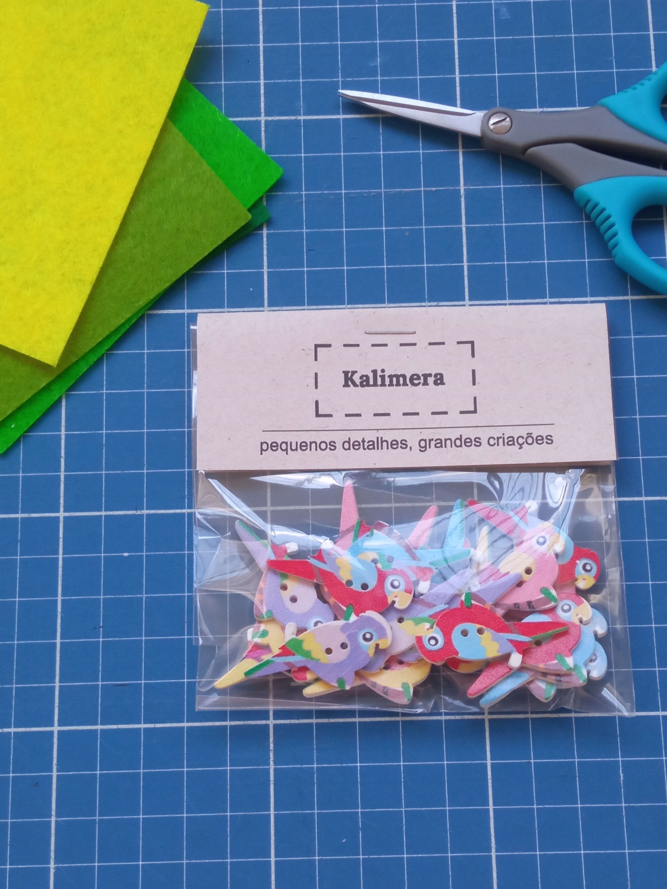 Kit de 20  botões de madeira com ilustração de papagaio impressa
