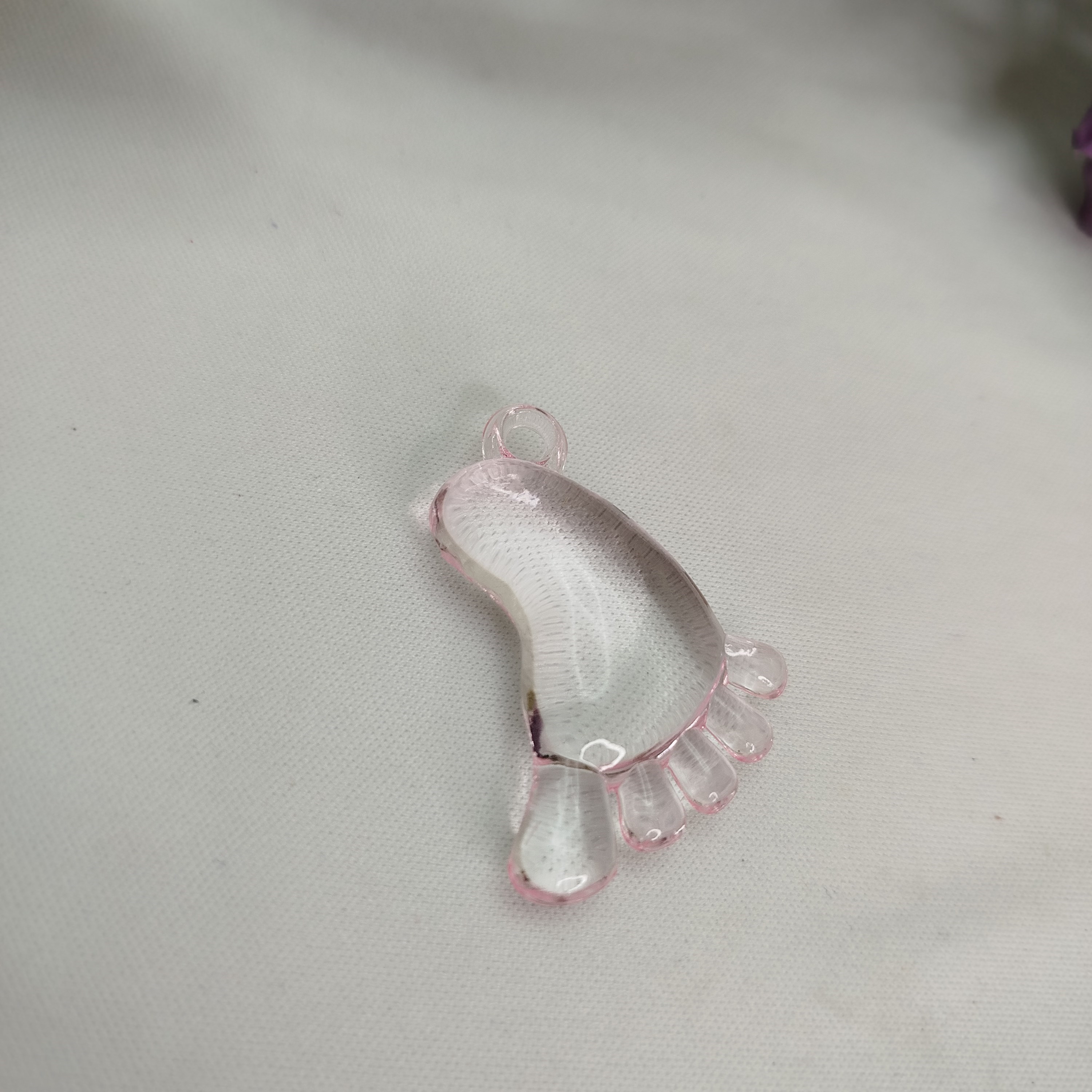 Pingente em Acrilico Formato Pezinho de Bebe Rosa 46 unidades