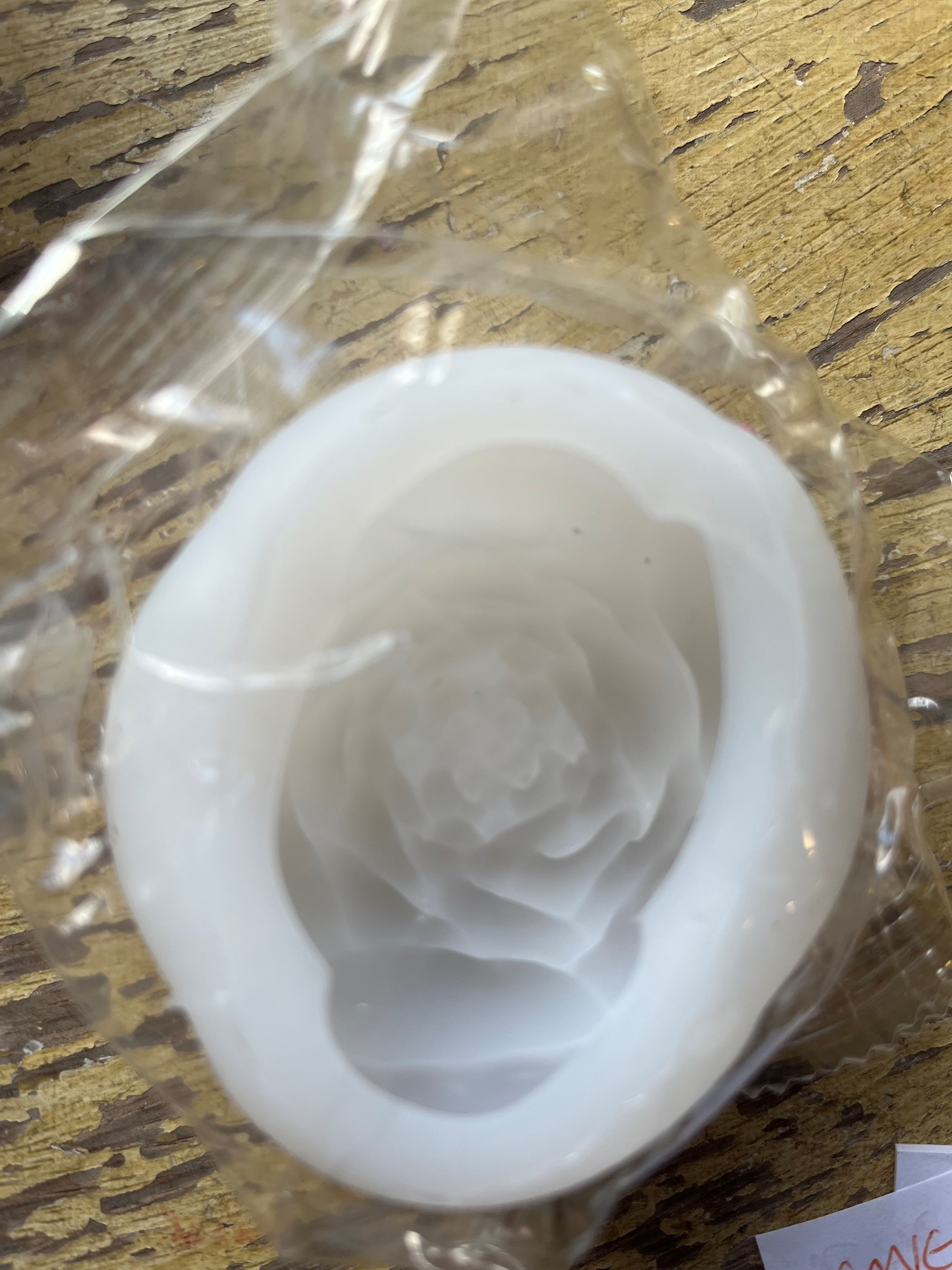 Quatro moldes de silicone flexível NOVOs em formato de rosas para velas, resina, cimento, etc