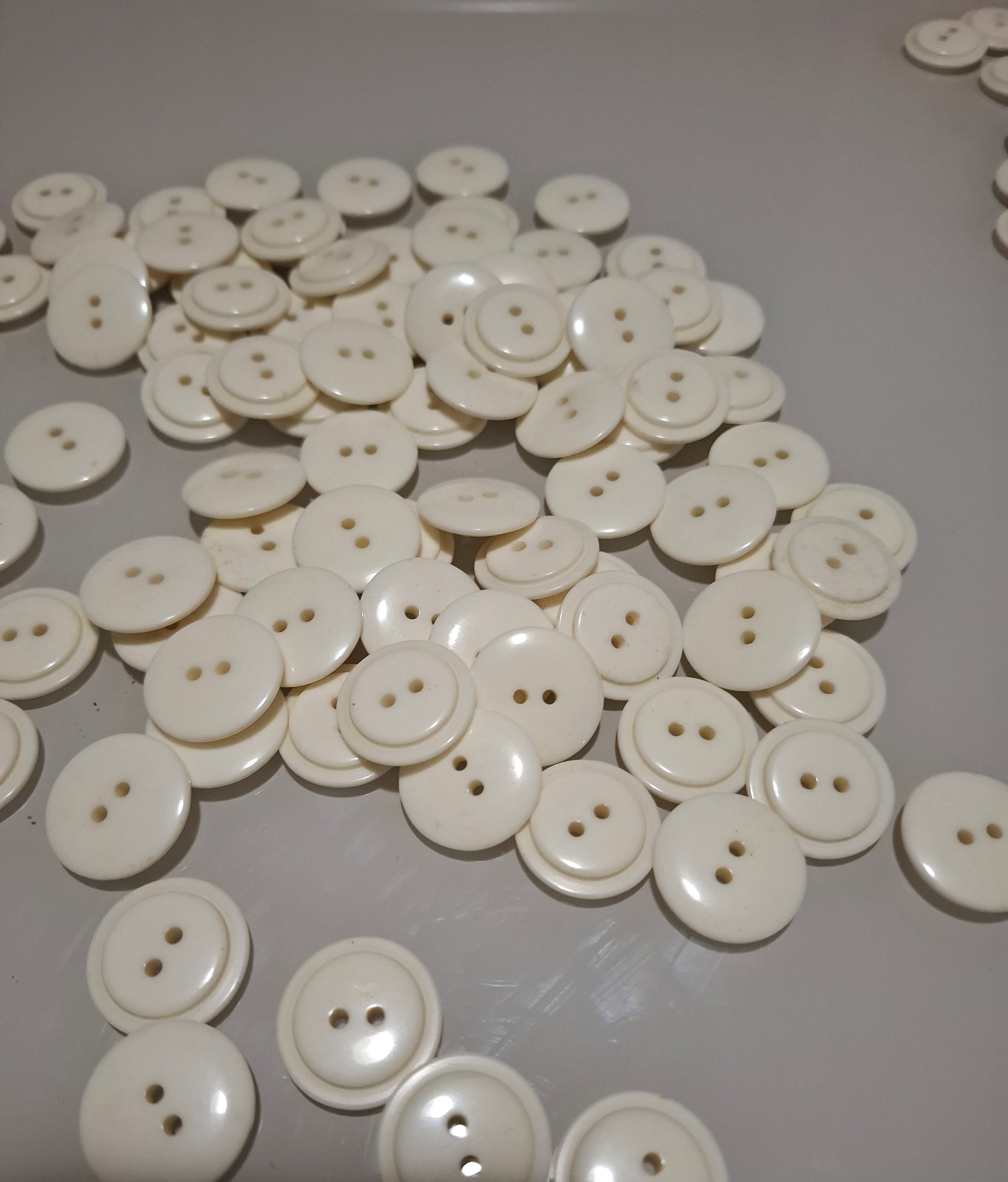 Botões brancos grande com 194