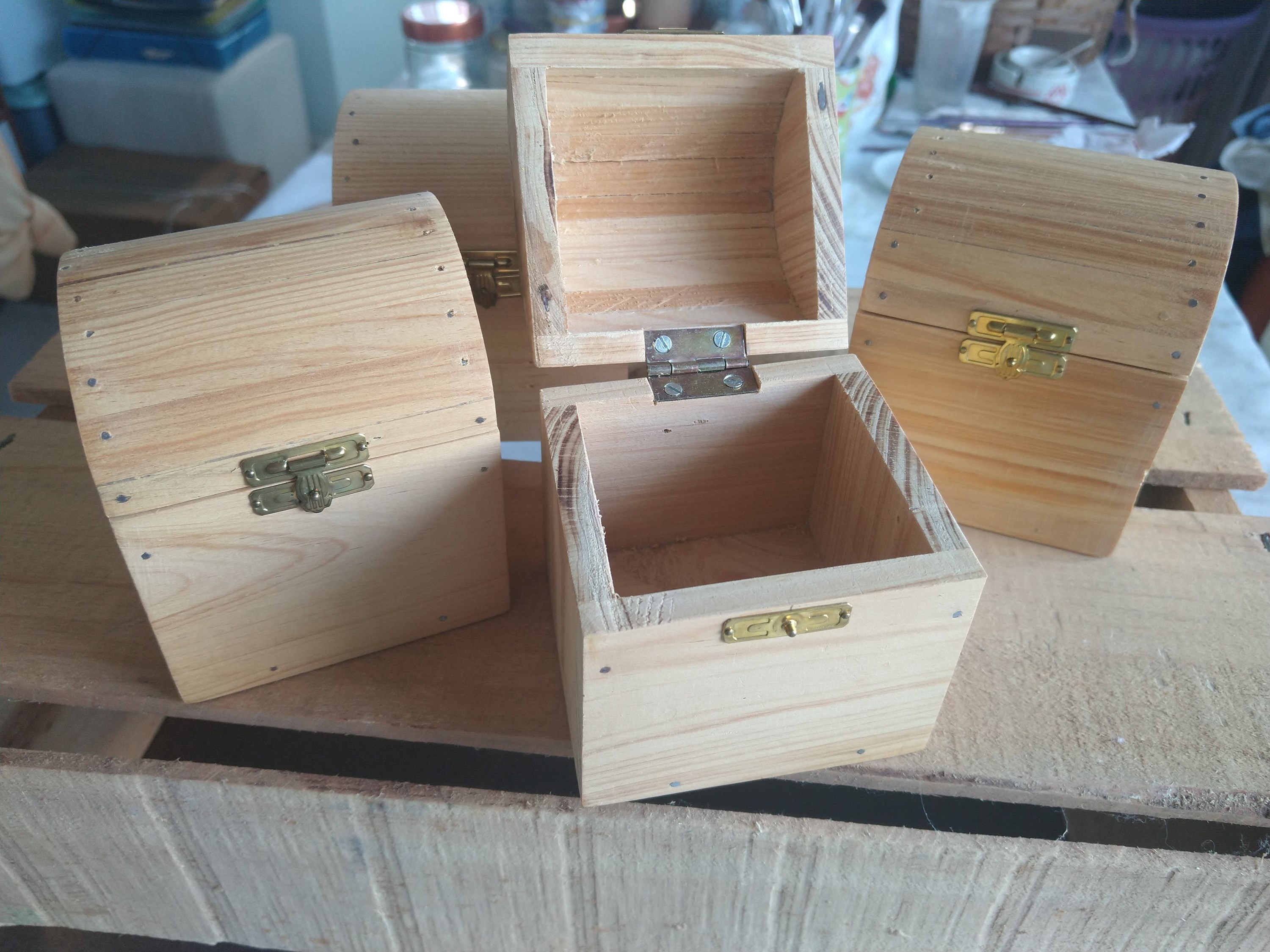 Lote de papeis scrapbook/ guardanapos decoupage/ BAUS mdf/ mini oratórios mdf/ peças resina rigida/ 