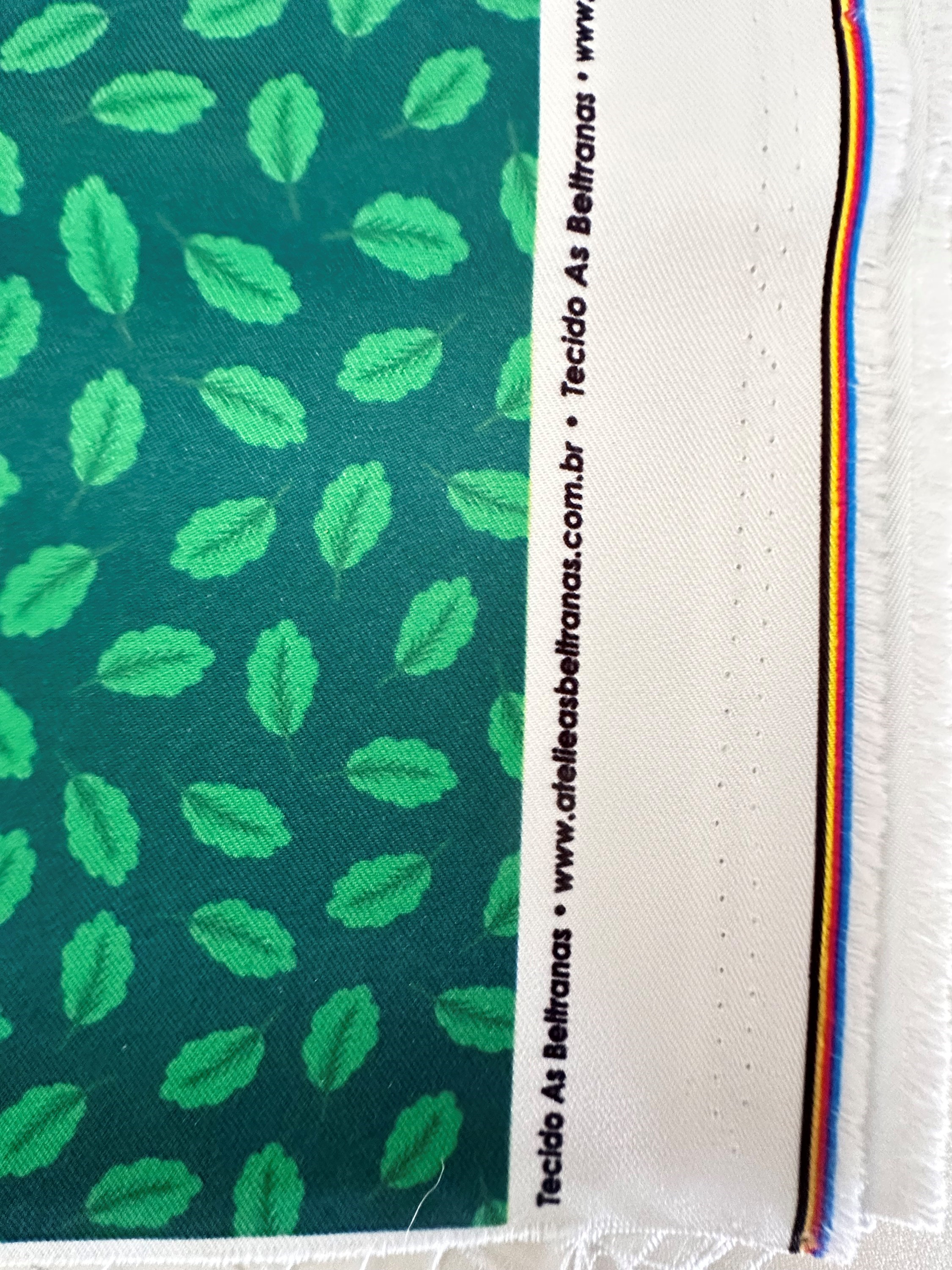 Tecido gabardine folhas