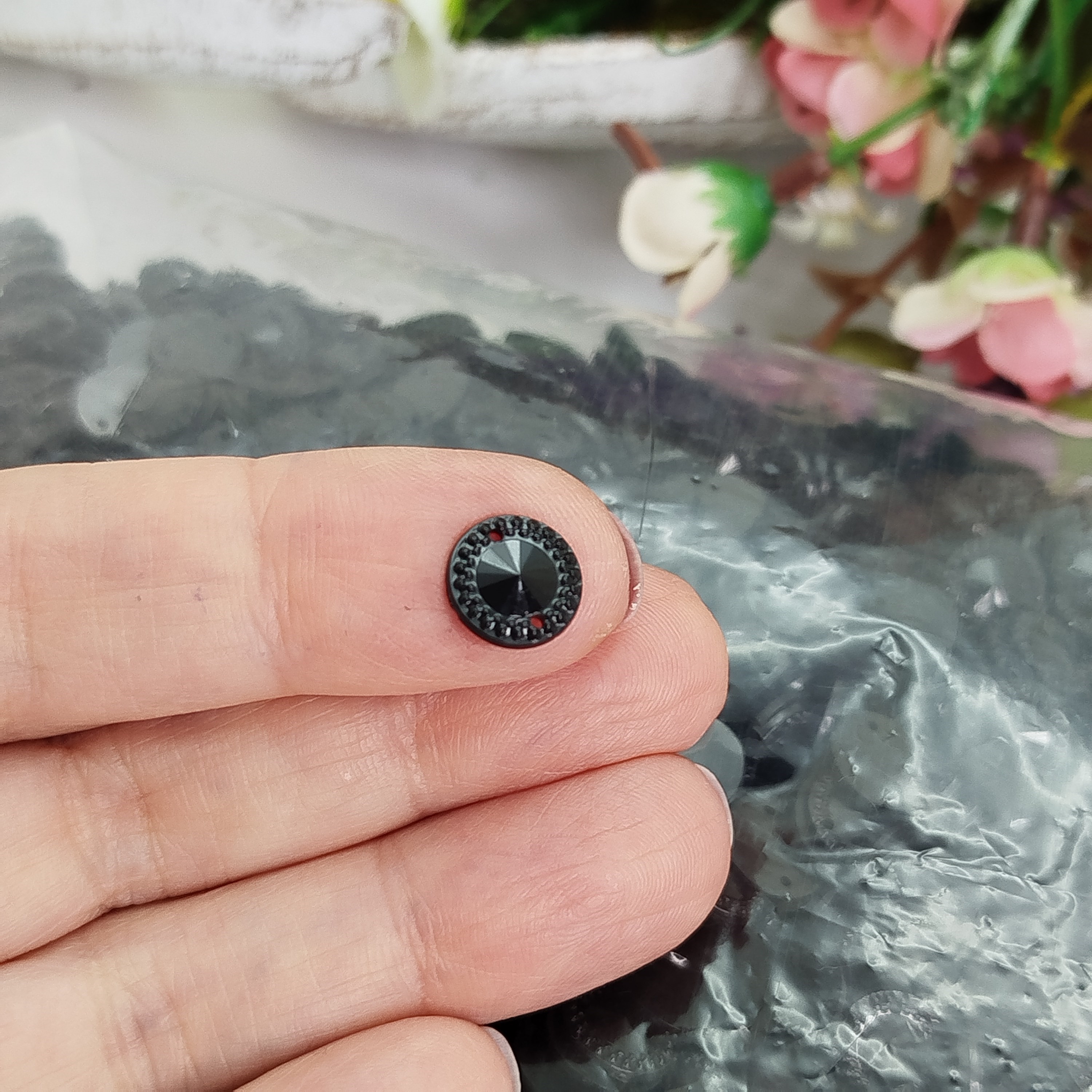 Chaton redondo Preto com Borda para Artesanato - pacote com Aprox. 230 gramas