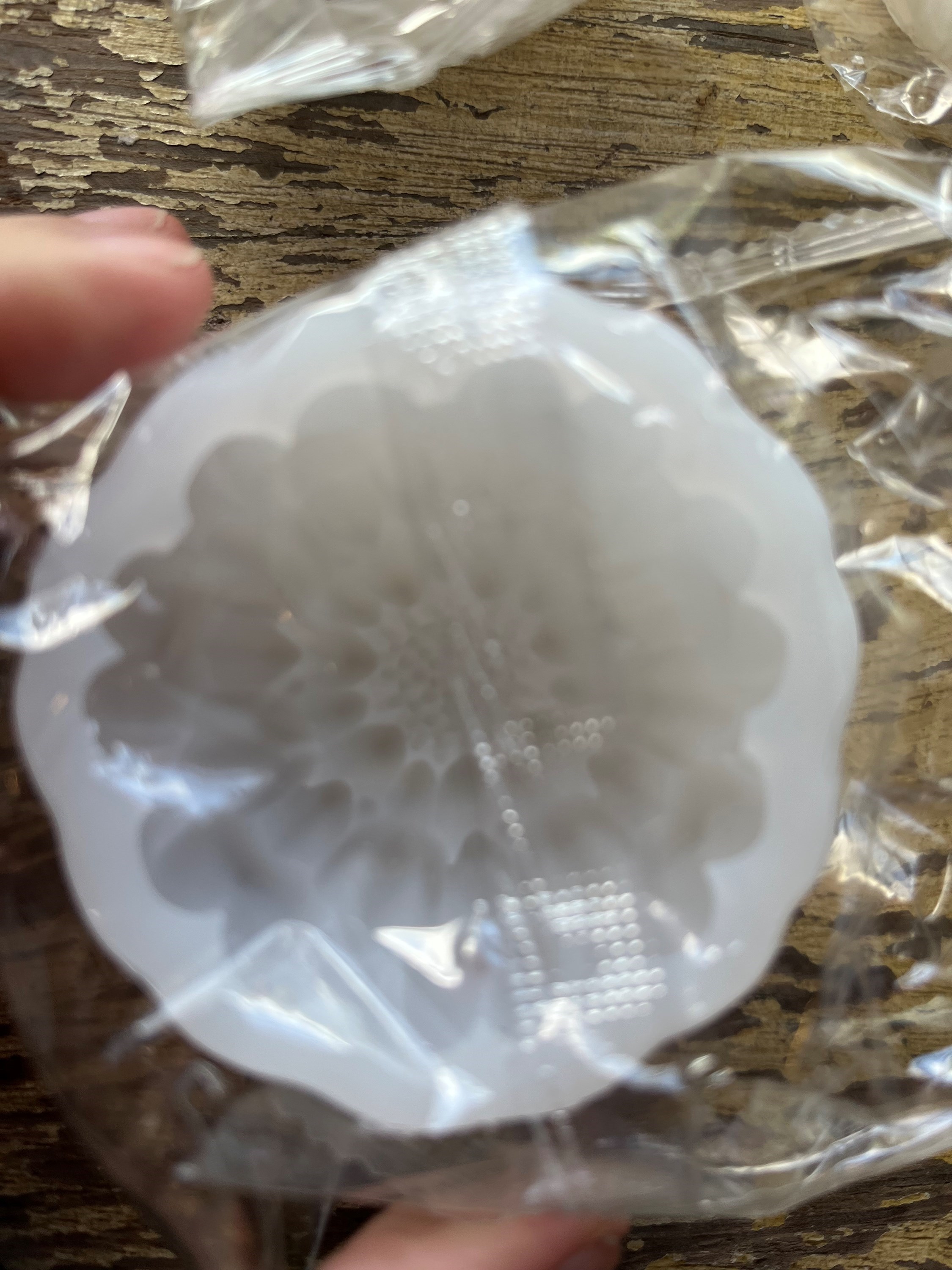 Quatro moldes de silicone flexível NOVOs em formato de rosas para velas, resina, cimento, etc