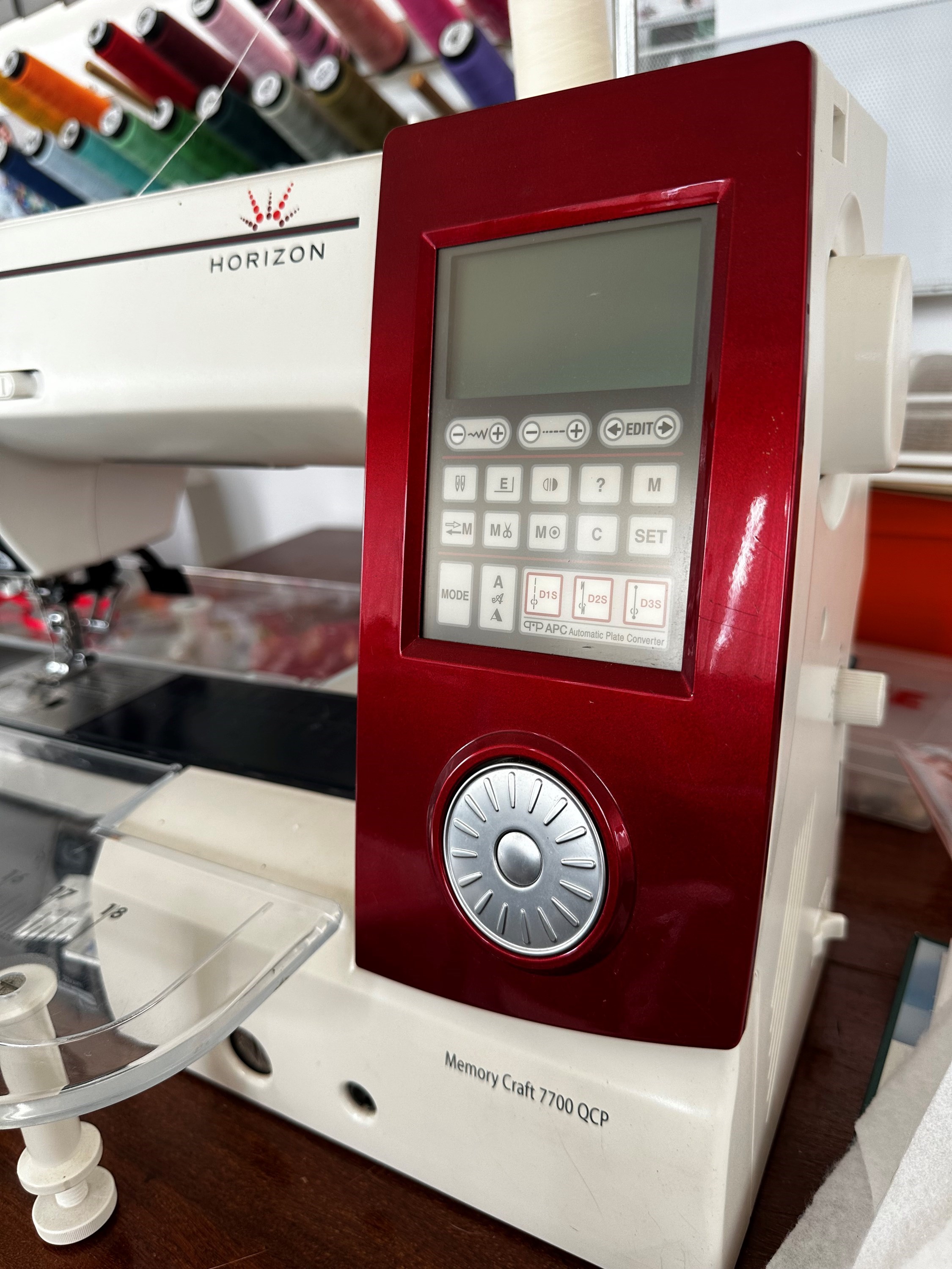 Máquina de Costura Janome 7700 QCP Novelo Marketplace Ltda