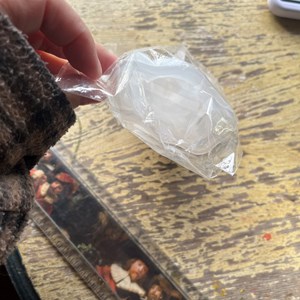 Molde de coração de silicone com mãos dadas com aliança para velas, resina e cimento.