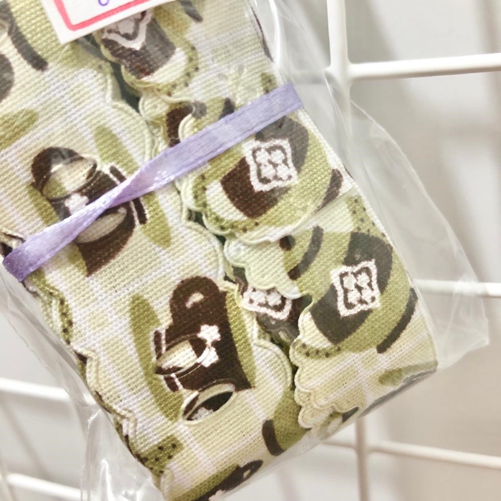 Passa fita, fita e bordado