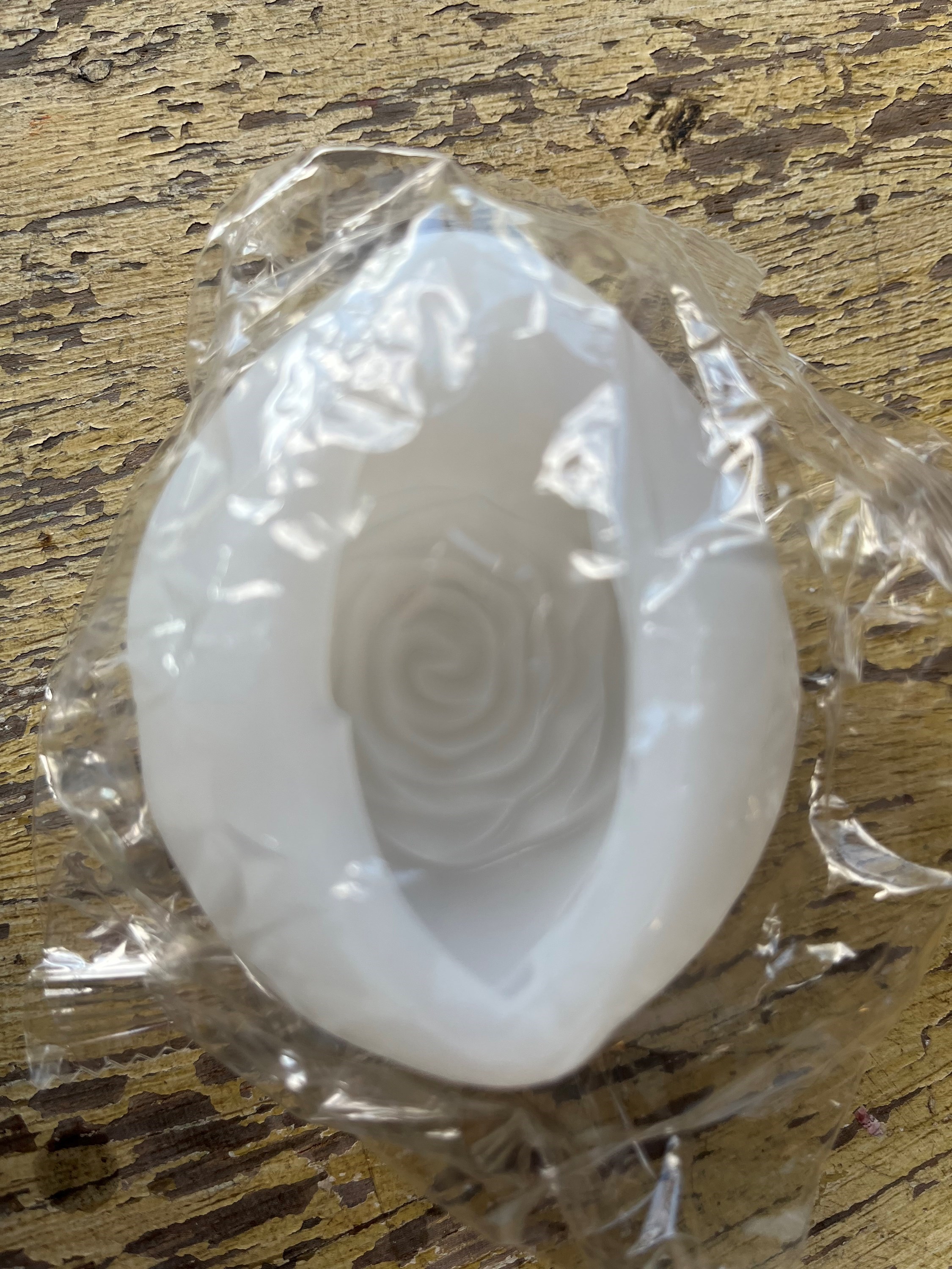 Quatro moldes de silicone flexível NOVOs em formato de rosas para velas, resina, cimento, etc