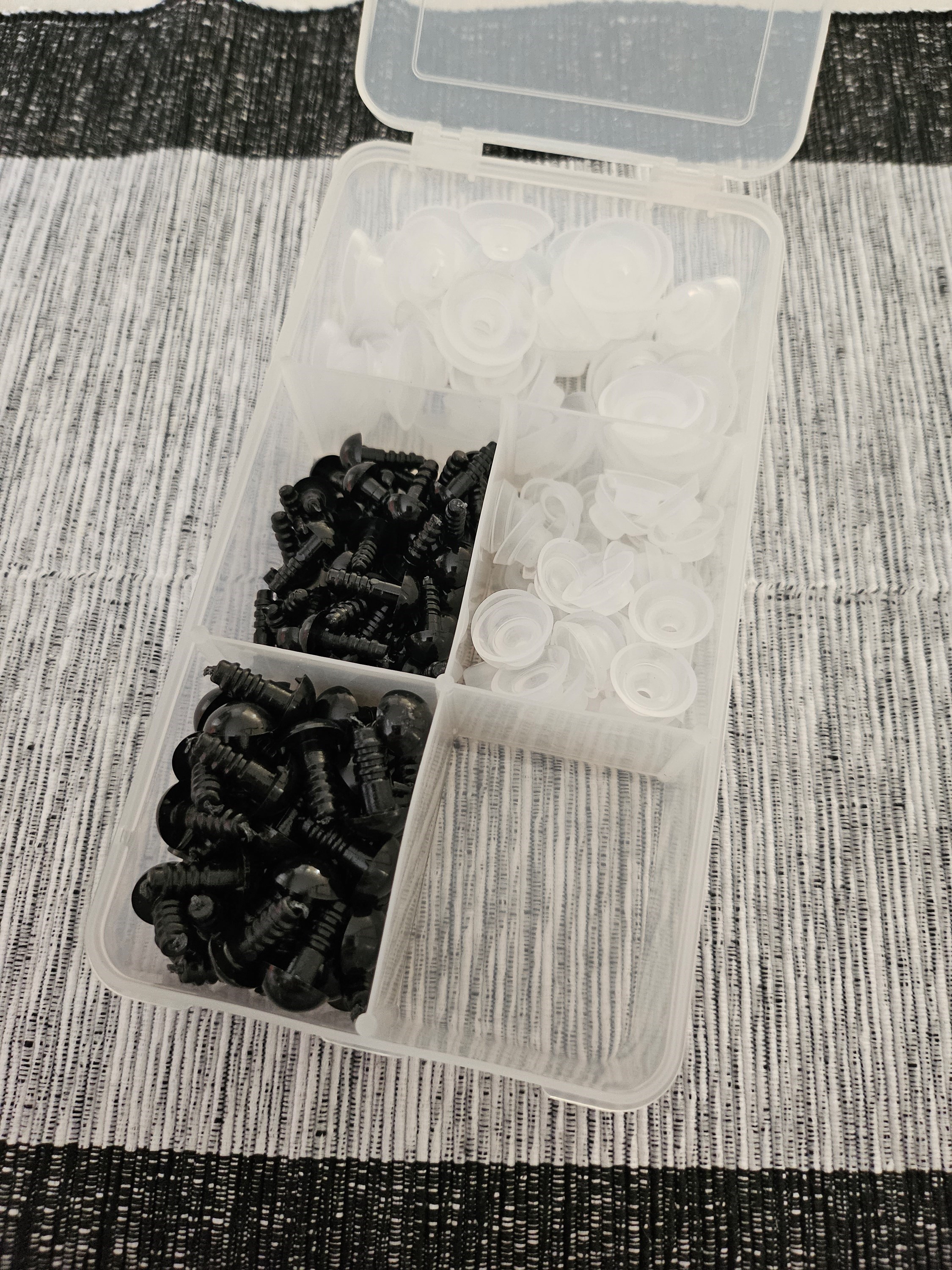 Kit de 100 Olhos Pretos com Travas