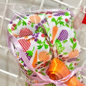 Passa fita, fita de cetim, mini bordado e bordado largo.