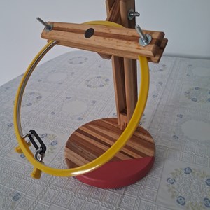 Suporte para bastidor para bordar Ju Padilha modelo "Basiquinho" (bastidor não acompanha)