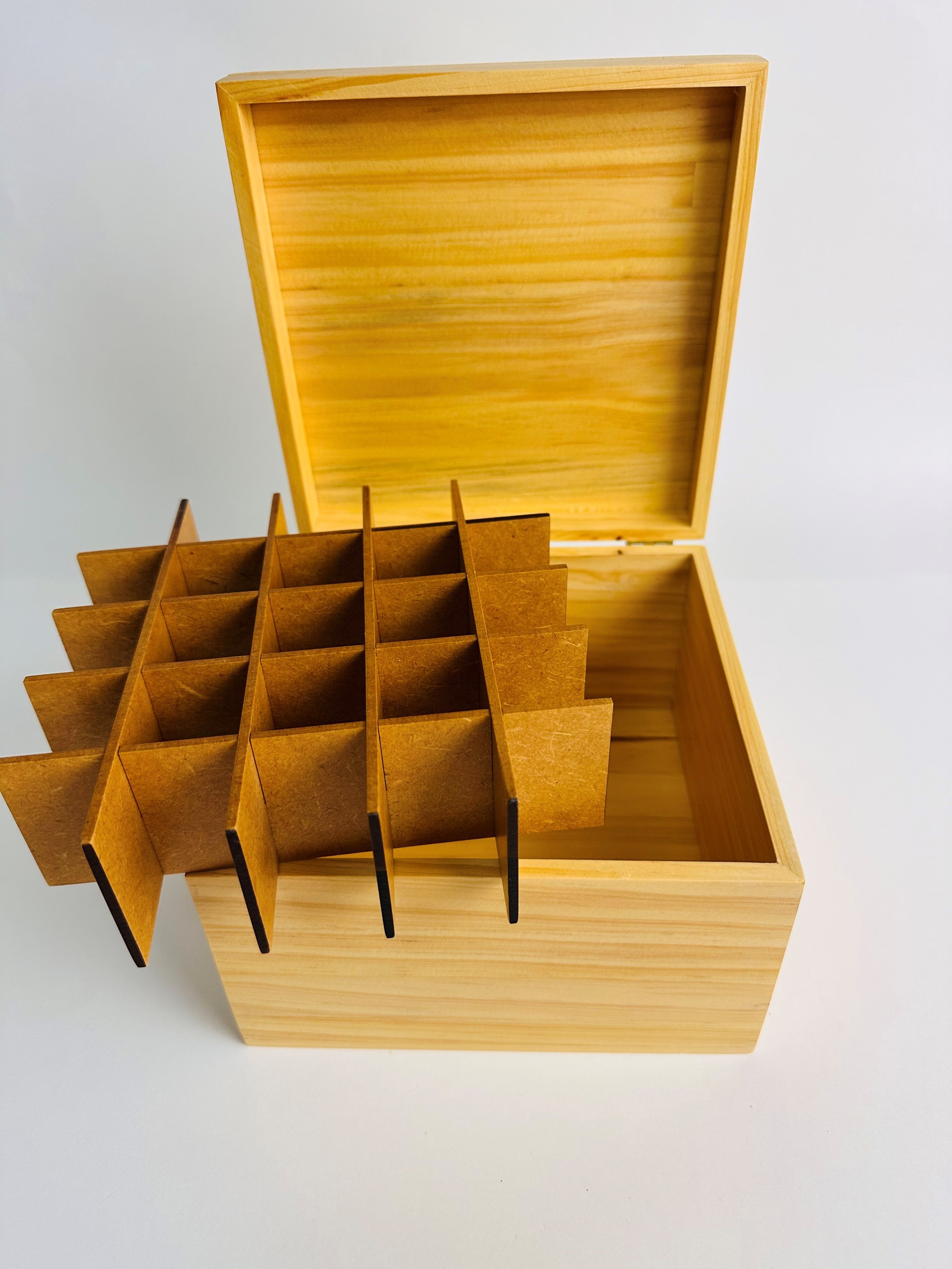 Caixa madeira pinus com 16 divisórias