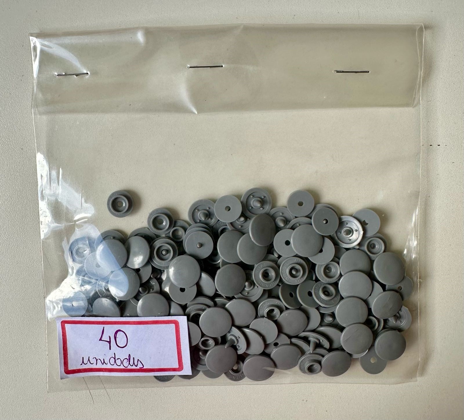 Botão Tic Tac 12 Cinza Claro