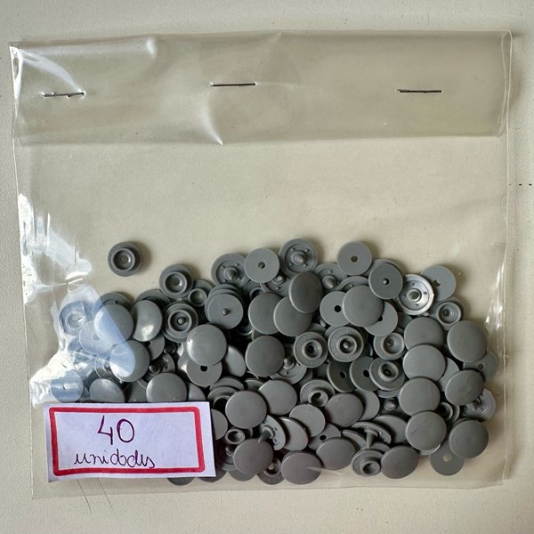 Botão Tic Tac 12 Cinza Claro