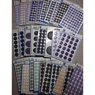 Lote com 28 cartelas de botões 