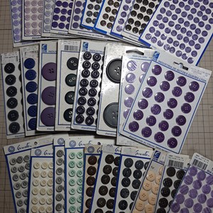 Lote com 28 cartelas de botões